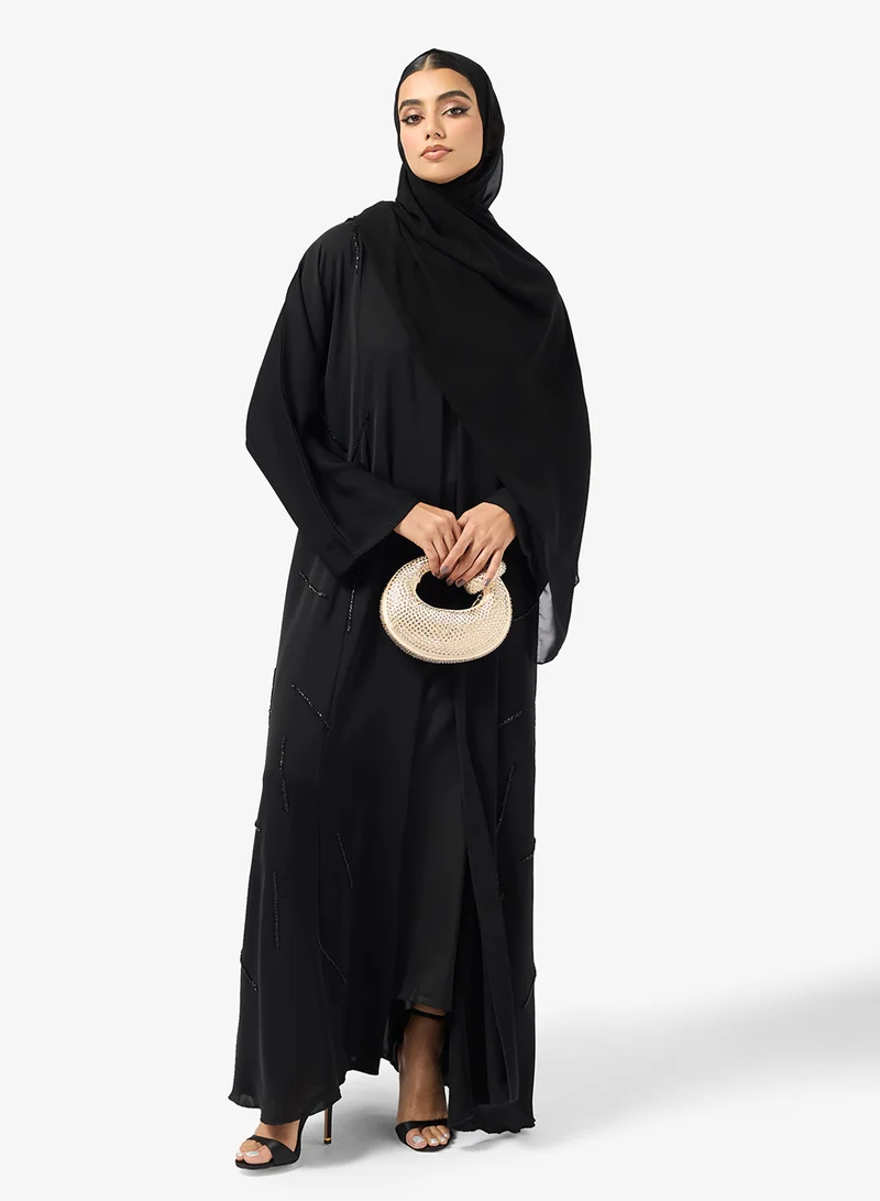 هيا كلوزيت عباية مفتوحة بياقة على شكل حرف  مزينة